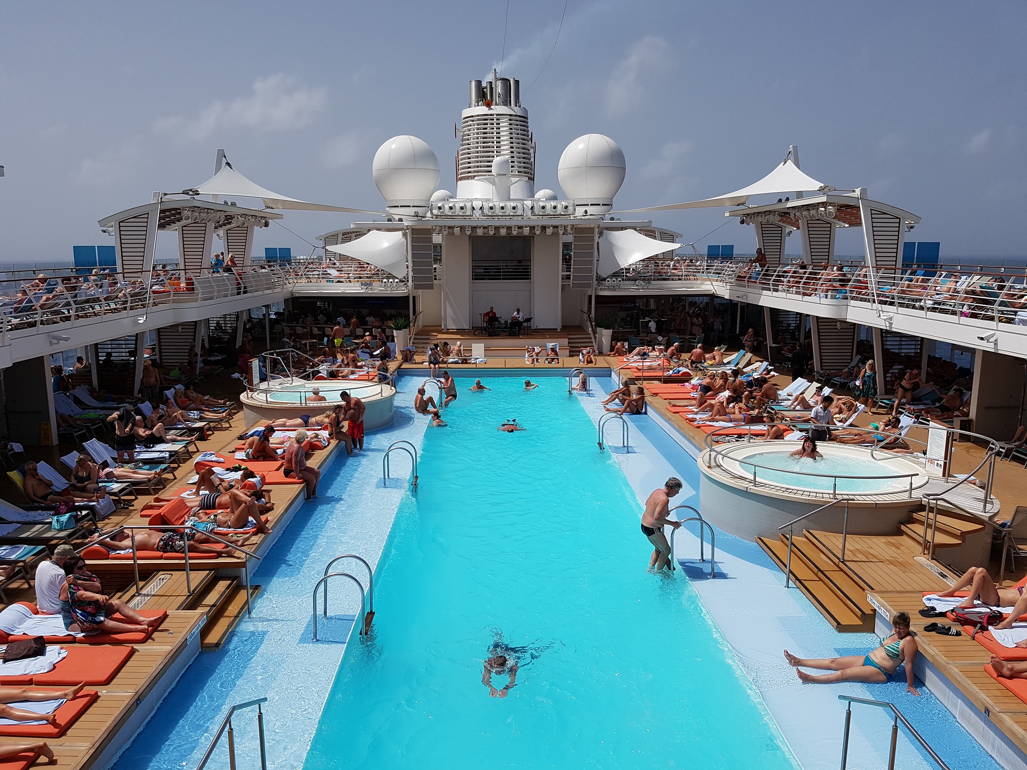 Zonnedek en zwembaden van de Mein Schiff 5